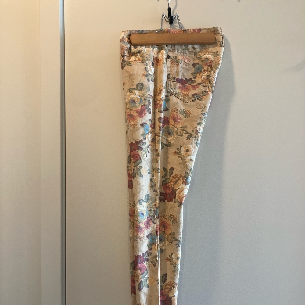 Size 3. Form fitting. It looks beautiful on!